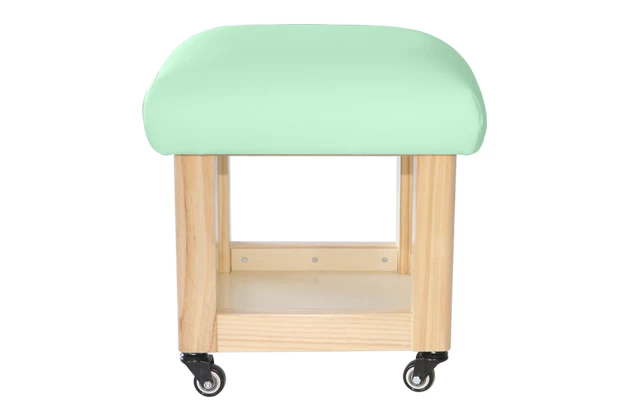 Dřevěný taburet na kolečkách