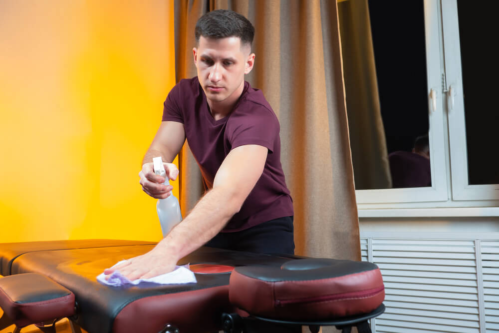 Sprej je nejpraktičtější způsob hygieny masážního lehátka Sprej je nejpraktičtější způsob hygieny masážního lehátka