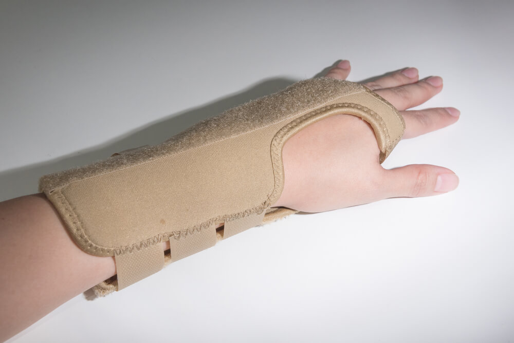 Při syndromu karpálního tunelu pomáhá znehybnění a podpora ruky
