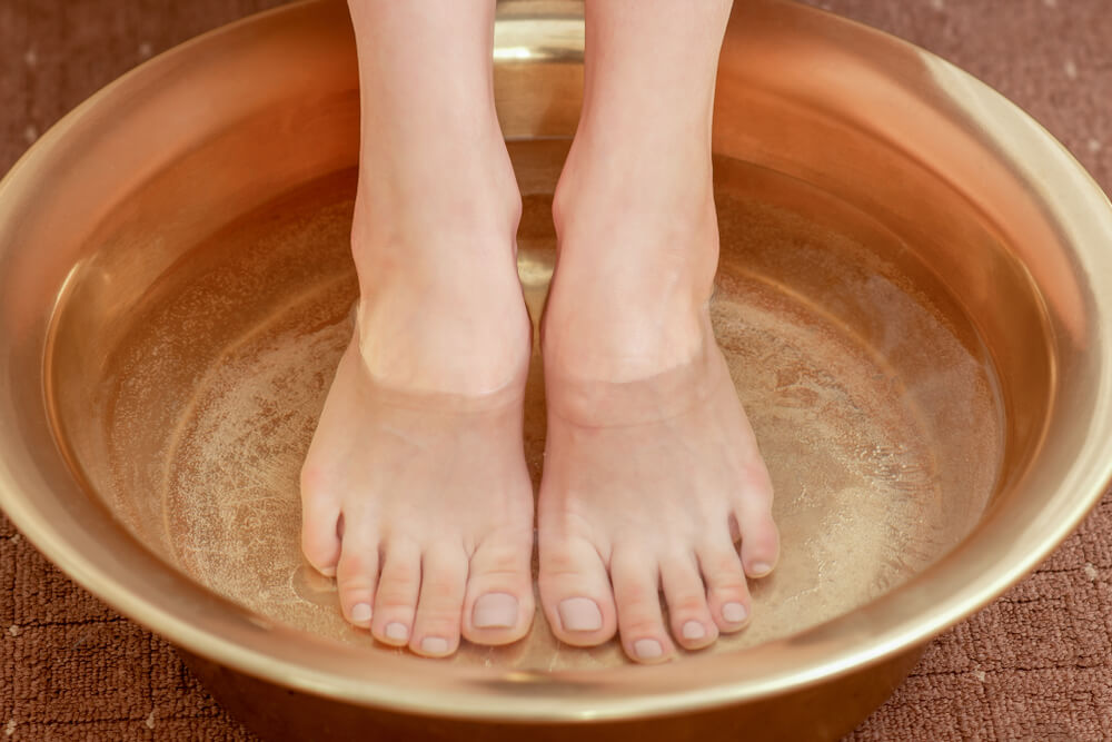Koupel nohou v soli