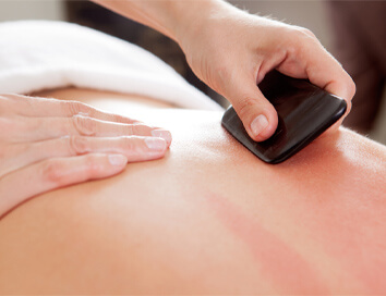 Gua sha není jen moderní beauty trend